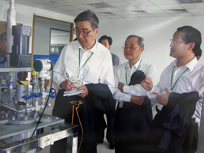 王公应所长（右一）陪同中国工程院李正名院士（左一）、吴蔚祖院士（左二）参观实验室